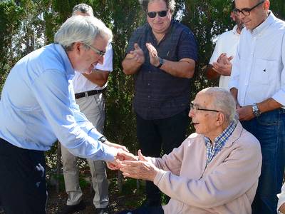 La Demarcació de Tarragona del Col·legi d'Arquitectes de Catalunya visita la avenida Carles Buïgas y los Apartamentos París de Salou, en el marco del acto Vermuts de Obra 43