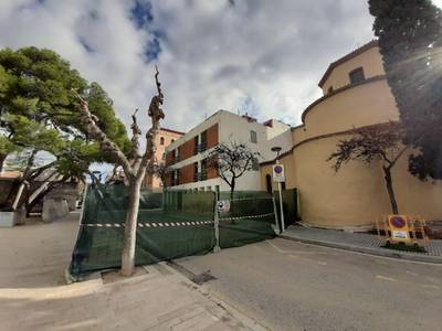 Los trabajos iniciales de desmontaje para la futura demolición del Hostal Bona Estada de Salou ya han comenzado