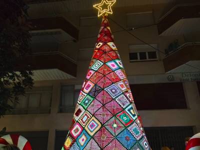1.500 piezas y un año de trabajo: Salou levanta el árbol de ganchillo más alto de Cataluña