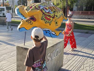 10 tortugas laúd brillan en el Paseo Jaume I: fusión de arte y conciencia del mundo marino