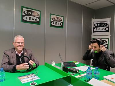 100 años de radio: el alcalde Pere Granados felicita a sus profesionales