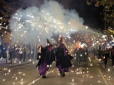 📷 Los Diables Maleïts, las Bruixes Latemó y la Morena hacen brillar el correfoc de Salou