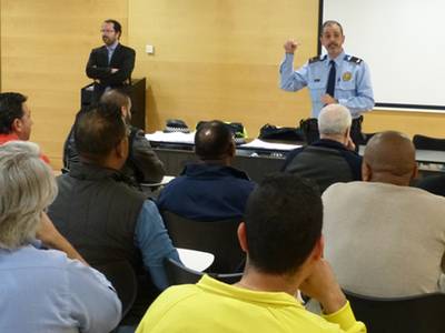 21 aspirantes se examinan en Salou para obtener la credencial de conductor de taxi