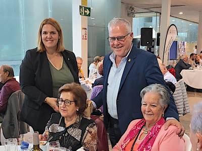 300 personas participan en el almuerzo de hermandad en homenaje a la gente mayor de Salou