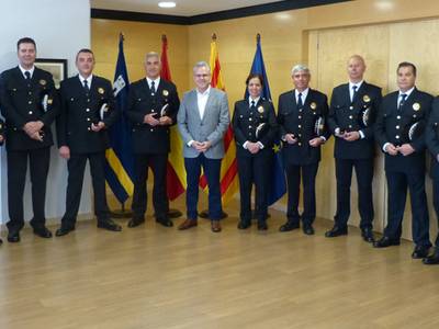 El alcalde entrega el pin de plata a 9 agentes de la Policía Local de Salou por sus 25 años de servicio