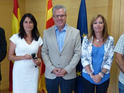 El alcalde entrega el pin de plata a la funcionaria Montse Cobos