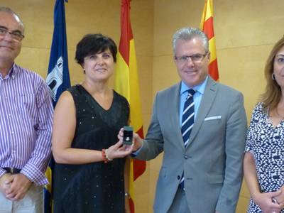 El alcalde entrega el pin de plata a la trabajadora municipal M ª Pilar García