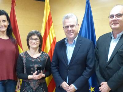 El alcalde entrega el pin de plata a la profesora de la Escuela Municipal de Música Montserrat Crusat por sus 25 años de servicio