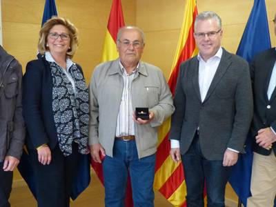 El alcalde entrega la aguja de oro a Ginés Haro con motivo de su jubilación
