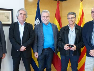 El alcalde entrega la aguja de oro a Luis Sánchez con motivo de su jubilación
