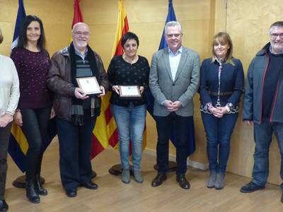 El alcalde entrega una placa al profesor Raimon Mateu de la Casa y la profesora Mercè Requesens Torrelles con motivo de su jubilación