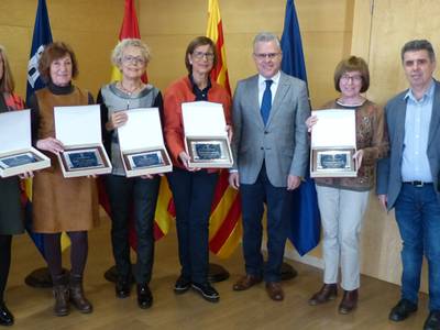 El alcalde entrega unas placas a cinco profesoras de la Escuela Elisabeth con motivo de su jubilación