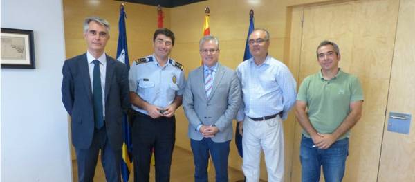 El Ayuntamiento de Salou entrega el pin de plata por 25 años de trabajo en la administración al jefe de la Policía Local