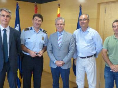 El Ayuntamiento de Salou entrega el pin de plata por 25 años de trabajo en la administración al jefe de la Policía Local