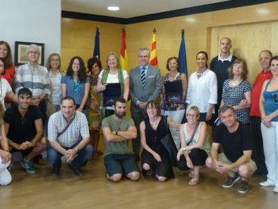 El Ayuntamiento de Salou realiza un reconocimiento a dos profesores del Santa María del Mar