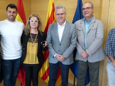 El Ayuntamiento entrega el pin de plata a M. Rosa Martí por sus 25 años de servicio