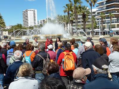 Cerca de 170 personas recorren el camino de ronda de Salou en la caminata de primavera