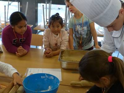 Alumnos del taller de cocina de la UEC, profesores por un día en la escuela Vora Mar