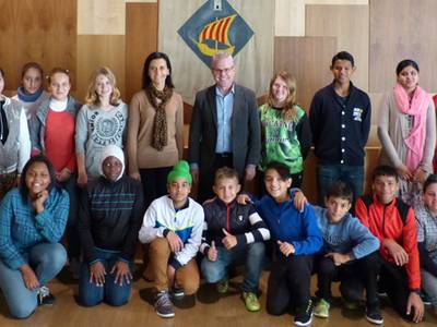 El alcalde recibe una veintena de alumnos recién llegados del IES Marta Mata de Salou