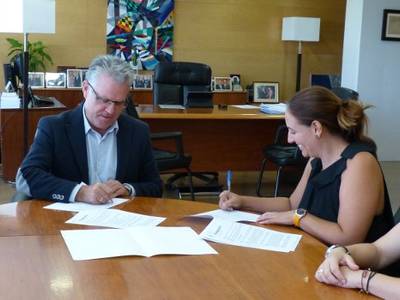 El Ayuntamiento de Salou firma el contrato de la guardería municipal 'La Ballena Azul' y 'El Caballito de Mar'