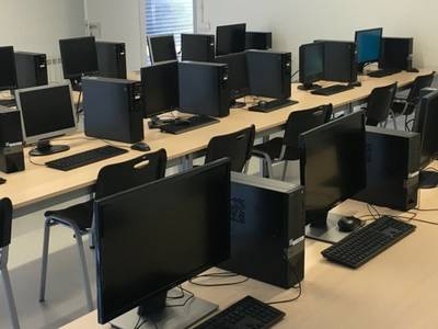 El centro de formación Atenea ha renovado parte del equipamiento informático y amplía el ancho de banda de acceso a internet