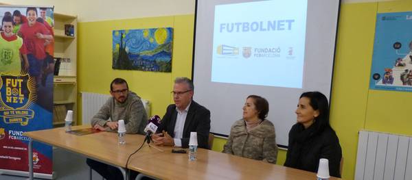 Unos 40 jóvenes de Salou participan en el proyecto deportivo FutbolNet que imparte la Fundación FC Barcelona