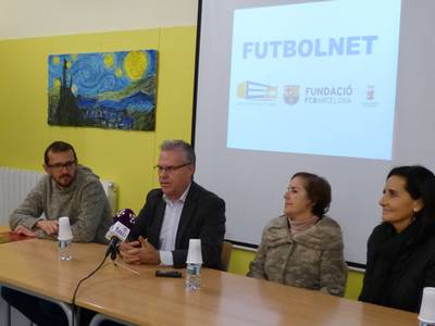 Unos 40 jóvenes de Salou participan en el proyecto deportivo FutbolNet que imparte la Fundación FC Barcelona