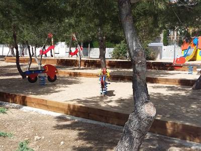 El Cap Salou cuenta con un nuevo parque infantil junto al pabellón municipal