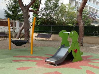 Se crea un nuevo parque infantil en la calle Valls, en la zona turística