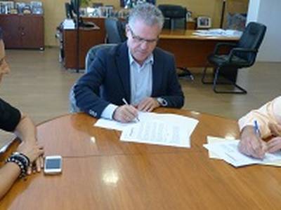 Signat un conveni per formar joves com auxiliars d’hostaleria