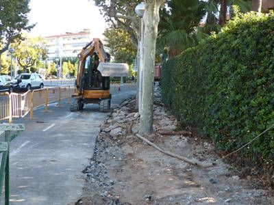 Comienzan los trabajos de ampliación de la acera de la Vía Roma