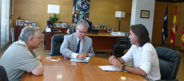 El alcalde de Salou firma el convenio para dotar de alumbrado público la media del Vial del Cavet