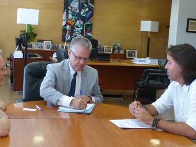 El alcalde de Salou firma el convenio para dotar de alumbrado público la media del Vial del Cavet