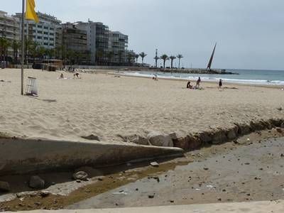 Salou instala una pequeña escollera en la playa de Levante