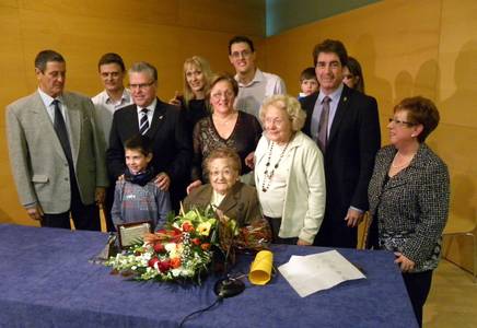 Acción Social de Salou rinde un homenaje a Teresa Gendre Bargalló de 92 años, como representante de las mujeres mayores