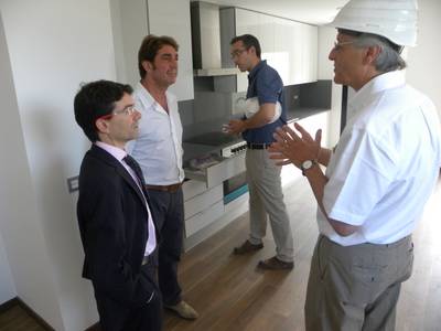 Acción Social visita el piso piloto y las obras de construcción de las viviendas de Protección Oficial de la calle Pierre Vilar de Salou