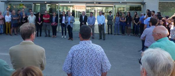 El Ayuntamiento de Salou se manifiesta para rechazar la violencia vivida ayer en Cataluña