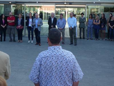 El Ayuntamiento de Salou se manifiesta para rechazar la violencia vivida ayer en Cataluña
