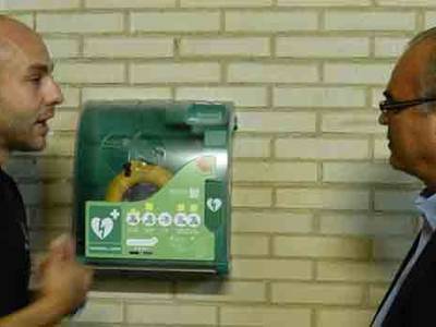 Salou inicia la  instalación de siete desfibriladores para actuar ante una parada cardiorrespiratoria