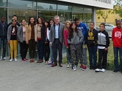 Alumnes de l’Aula d’Acollida de l’Institut Marta Mata entrevisten l’alcalde
