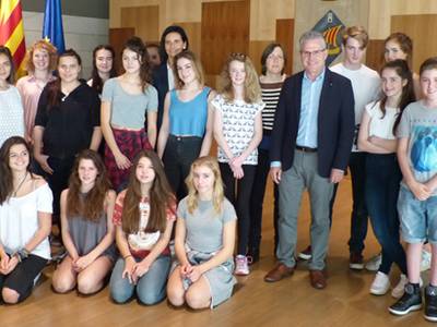 Alumnos de la escuela Saint Bartholomew's School de Newbury visitan el Ayuntamiento de Salou