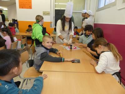Alumnos de la UEC ofrecen un taller de pastelería a los pequeños de la Escuela Santa María del Mar