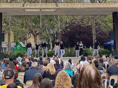 Alumnos de Salou 'bailan' para celebrar el Día Internacional de la Danza