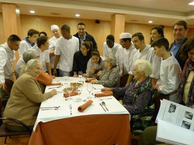 Alumnos del curso de cocina y usuarios de la residencia STS Grupo participan juntos los proyecto 'Records gastronómicos'