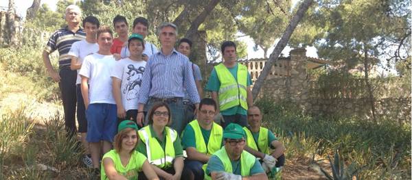 Alumnos del Instituto Marta Mata y trabajadores de la Asociación Aurora realizan una actividad de voluntariado en el Faro de Salou