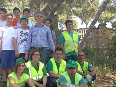 Alumnos del Instituto Marta Mata y trabajadores de la Asociación Aurora realizan una actividad de voluntariado en el Faro de Salou