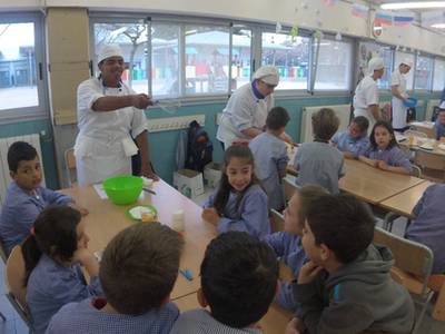 Alumnos del taller de cocina de la UEC, profesores de cupcakes en la Escuela Salou
