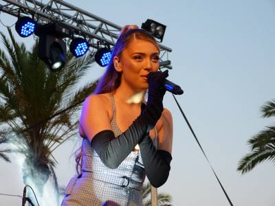 Ana Mena entusiasma al público de Salou, con su espectacular concierto para celebrar San Juan