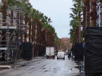 Avanzan a buen ritmo los trabajos de montaje en la calle Ciudad de Reus para la fiesta del Coso Blanco