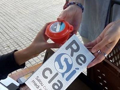 Bona acollida al carrer de la campanya “SalouRecicla”